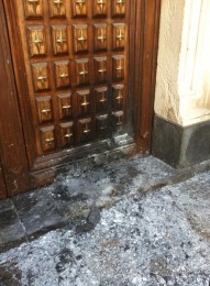 monastero_portone_bruciato